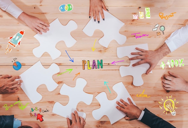 Uomini d'affari che lavorano insieme per costruire un puzzle come concetto di partnership e integrazione del lavoro di squadra