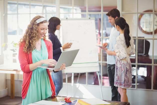 Uomini d'affari che lavorano insieme