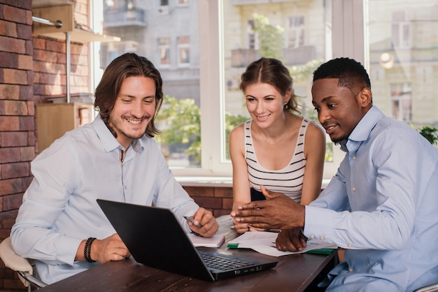 Uomini d'affari che lavorano insieme