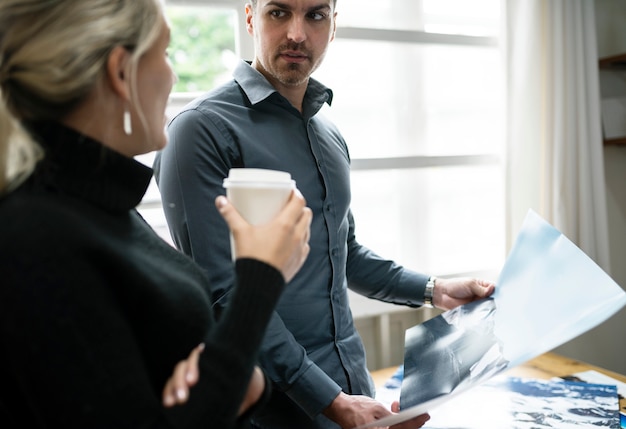 Uomini d&#39;affari che lavorano insieme