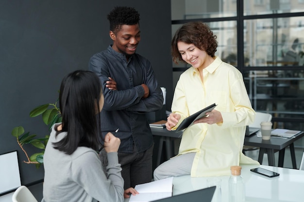 Uomini d'affari che lavorano su presentazione online