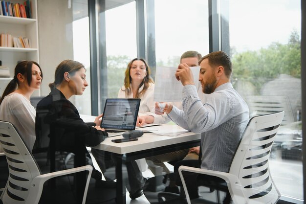 Uomini d'affari che lavorano su un progetto in ufficio