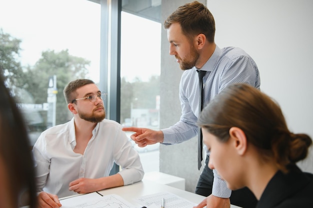 Uomini d'affari che lavorano su un progetto in ufficio