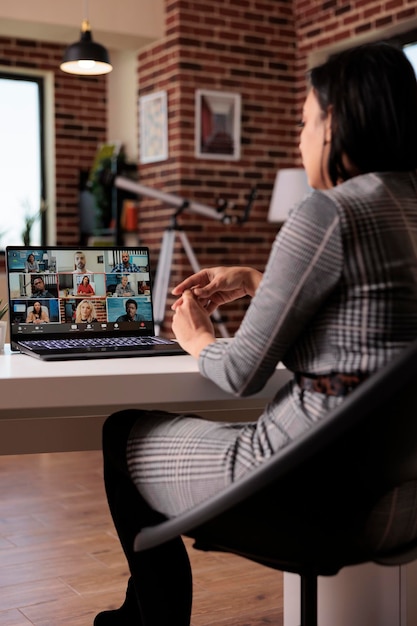 Uomini d'affari che partecipano a una videoconferenza online su laptop con webcam, parlando in teleconferenza remota. Utilizzo di riunioni di videoconferenza virtuale su web app, telecomunicazioni.