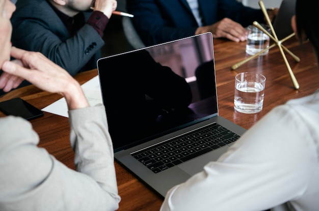 Uomini d'affari che usano un laptop in una riunione