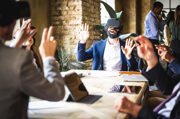 Uomini d'affari che utilizzano cuffie per realtà aumentata per una riunione virtuale