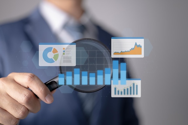 Uomini d'affari che utilizzano un grafico dashboard e un'analisi statistica per comprendere la finanza aziendale e le idee di investimento