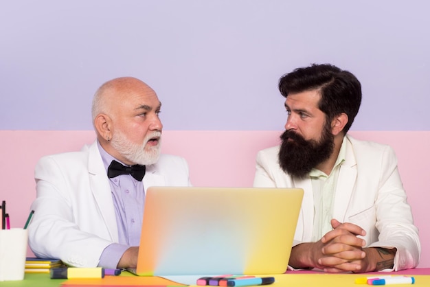 Uomini d'affari con il computer portatile che lavorano al posto di lavoro dell'ufficio. Uomo d'affari che utilizza il pc al lavoro.