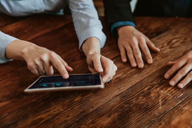 Uomini d'affari con un tablet digitale