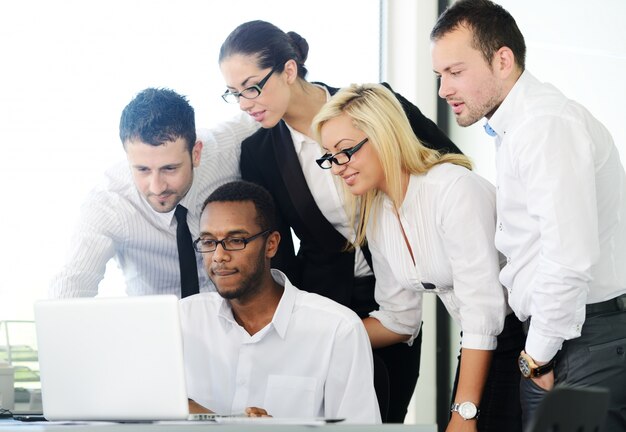 Uomini d&#39;affari di successo che hanno discussione in ufficio