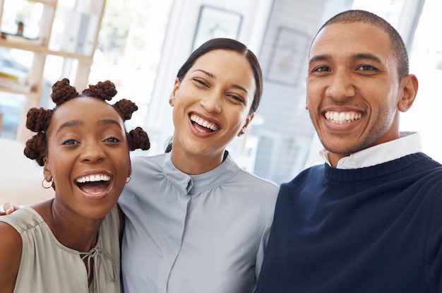 Uomini d'affari diversità e amici professionisti in selfie felici in ritratto con solidarietà e motivazione di squadra Chi siamo gruppo aziendale di donne e uomini in ufficio con il sorriso nella foto