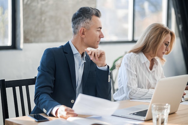 Uomini d'affari Due colleghi che lavorano insieme in ufficio