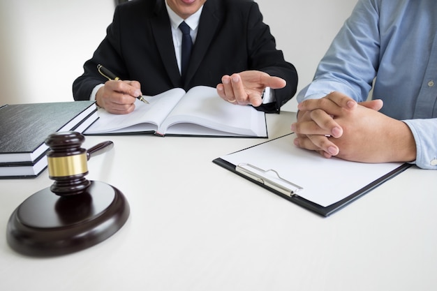 uomini d&#39;affari e avvocati che discutono di carte contrattuali sedute al tavolo. Concetti di diritto, consulenza, servizi legali