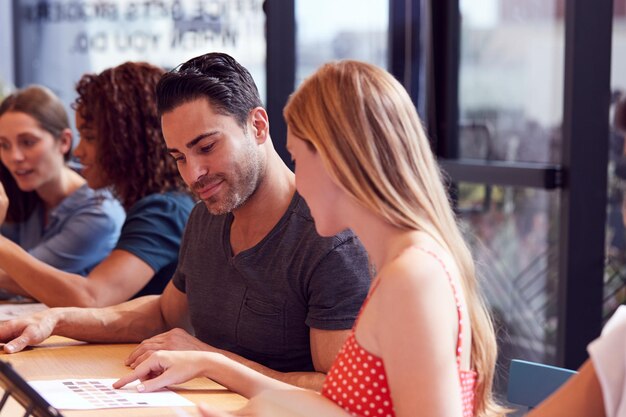 Uomini d'affari e donne d'affari che lavorano in un'area di lavoro condivisa Open Plan Office