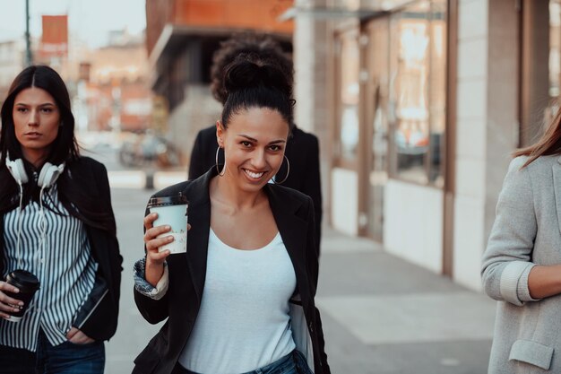 Uomini d'affari felici che camminano per strada dopo una giornata di lavoro di successo e discutono degli accordi chiusi. Foto di alta qualità