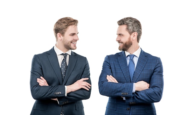 Uomini d'affari fiduciosi uomini professionisti in abbigliamento formale sorriso felice mantenendo le braccia incrociate isolate su bianco fiducia