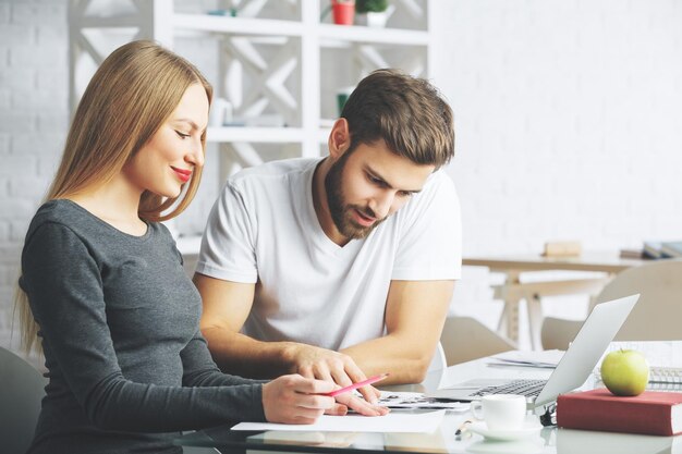 Uomini d'affari focalizzati che lavorano al progetto