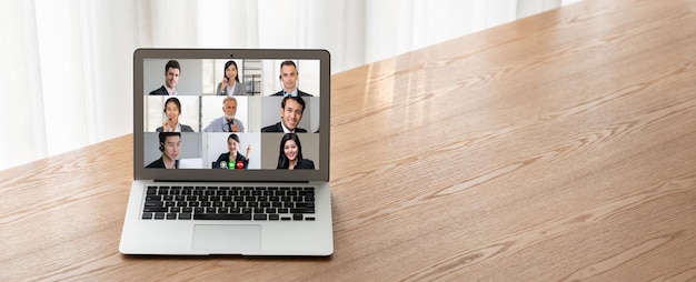 Uomini d'affari in videoconferenza per una riunione di gruppo virtuale alla moda di impiegati aziendali