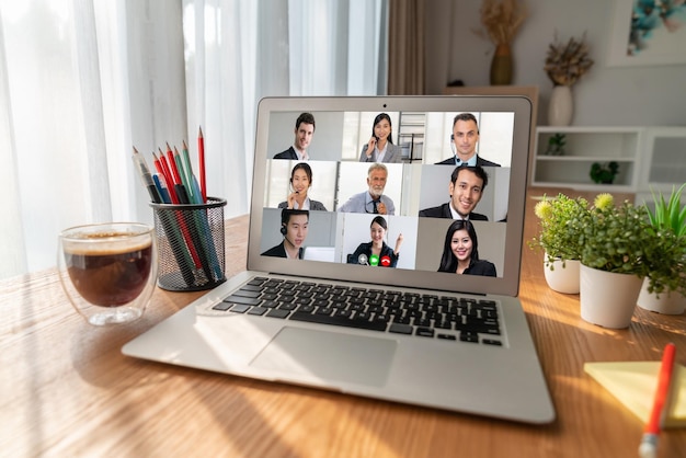 Uomini d'affari in videoconferenza per una riunione di gruppo virtuale alla moda di impiegati aziendali