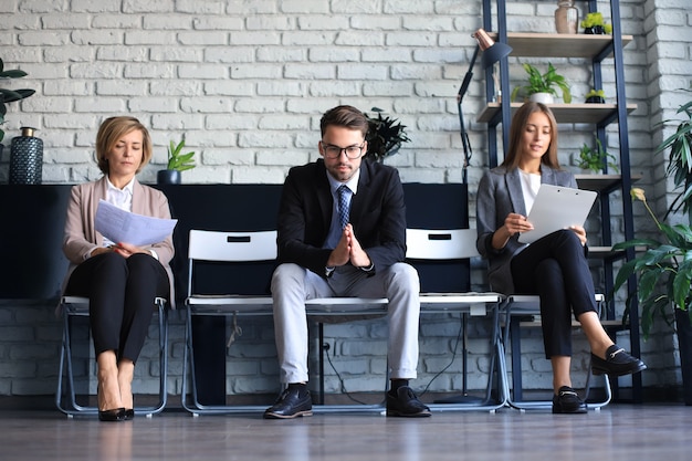 Uomini d'affari moderni in attesa di colloquio di lavoro.