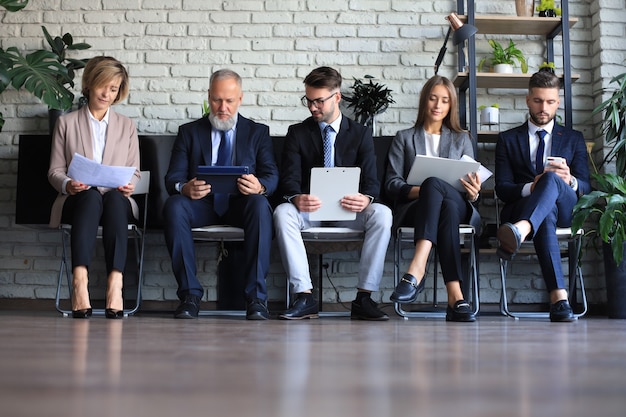 Uomini d'affari moderni in attesa di colloquio di lavoro.