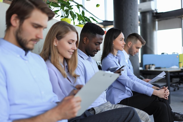 Uomini d'affari stressanti in attesa di un colloquio di lavoro