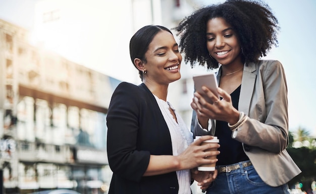 Uomini d'affari telefono e città per la comunicazione sui social media o la collaborazione di gruppo all'aperto Dipendenti o amici donne felici con il sorriso sullo smartphone mobile per il networking o viaggi in città urbana