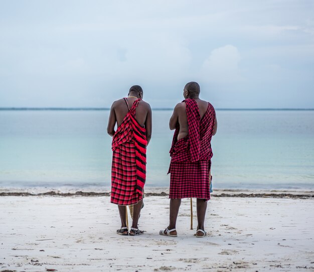 Uomini della tribù africana sulla spiaggia