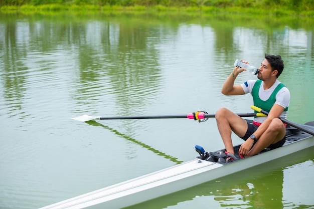 uomini di canottaggio sul lago di acqua potabile