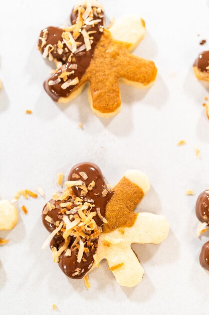 Uomini di pan di zenzero con punta di cioccolato con cocco tostato d'oro