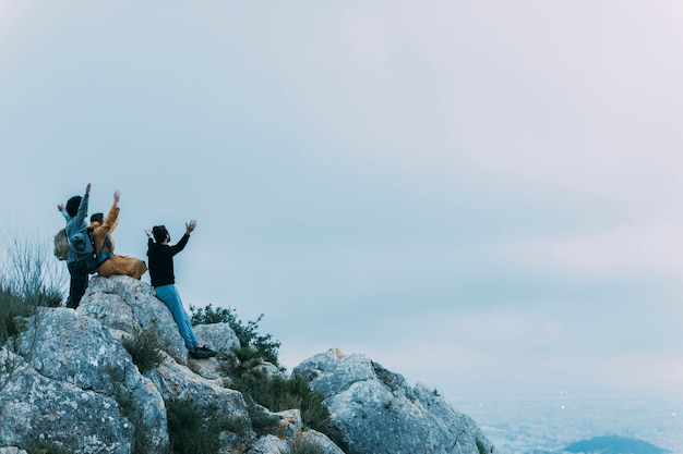 Uomini di trekking nella natura