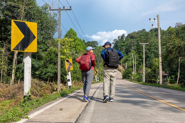 Uomini di viaggio Donne di viaggio a parlare nel concetto di viaggio della foresta