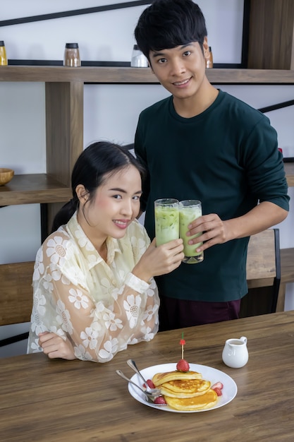 Uomini e donne bevono tè verde freddo