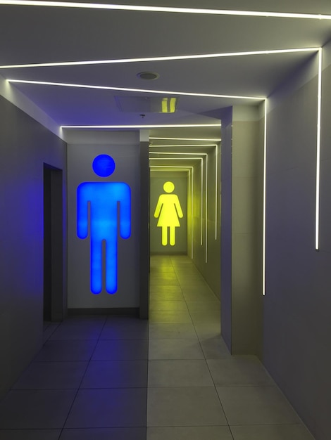 Uomini e donne che fanno brillare i cartelli dei bagni