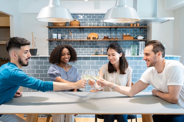 Uomini e donne che hanno una festa in casa