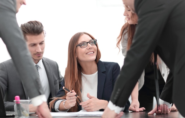 Uomini e donne che lavorano con i documenti in ufficio