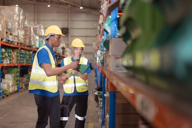 Uomini e Donne che lavorano sodo per vivere la Buona Festa del Lavoro