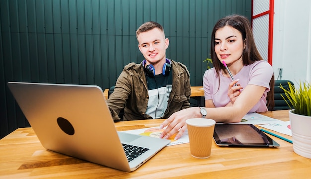 uomini e donne che lavorano su notebook