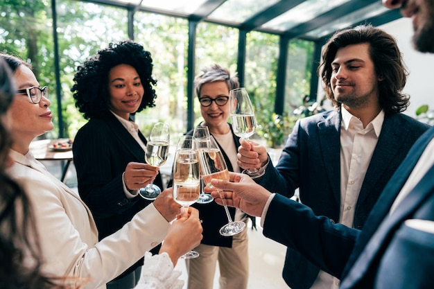 Uomini e donne d'affari che fanno una festa aziendale