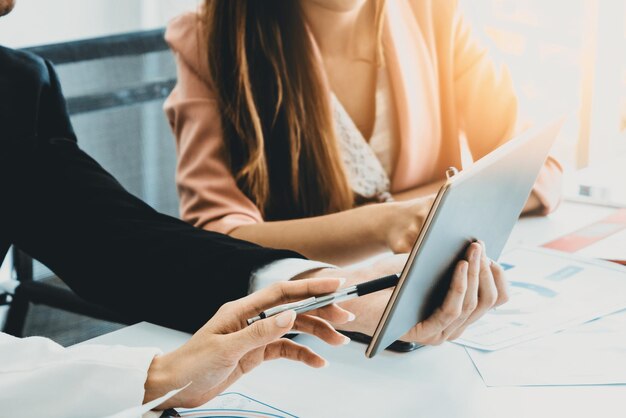 Uomini e donne d'affari che lavorano in ufficio