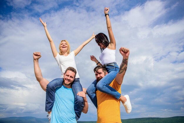 Uomini e donne si divertono al festival musicale Vacanze e hobby Visitate festival famosi durante le vacanze Festival di musica rock Sentitevi liberi Coppie danzanti Amici che si divertono festival estivo all'aperto