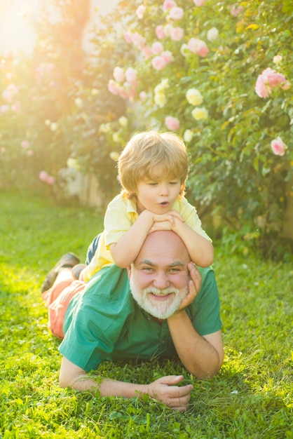 Uomini generazione generazione di persone e fasi della crescita nonno pensionato assistenza sanitaria vita familiare...