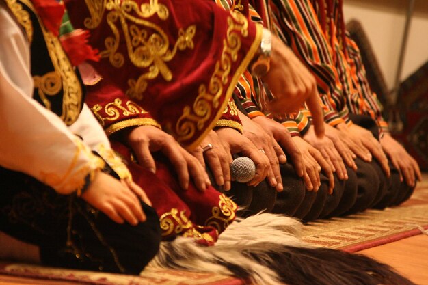 Uomini in abiti folcloristici a Konya Aksehir