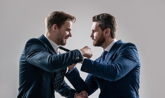 Uomini in disaccordo partner d'affari o colleghi che discutono e combattono in modo aggressivo e arrabbiato durante la situazione di stallo del conflitto