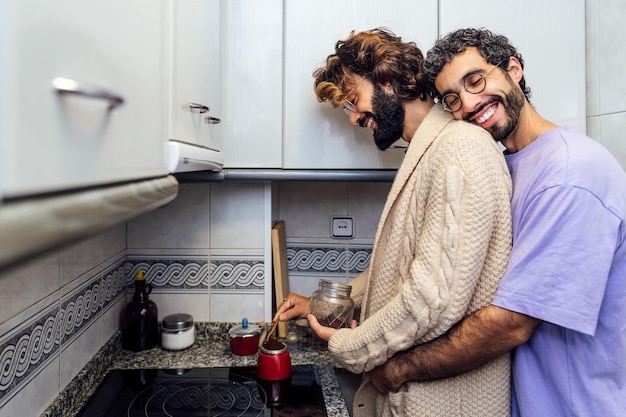 Uomini innamorati che si abbracciano mentre preparano il caffè