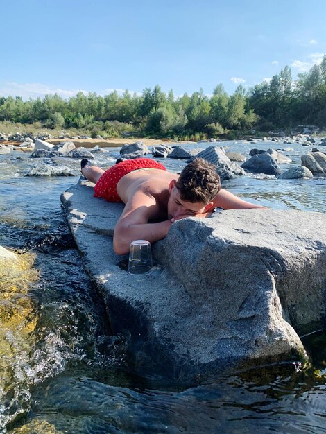 Uomini nel lago