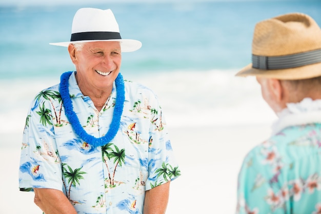 Uomini senior che stanno alla spiaggia