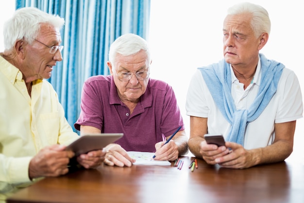 Uomini senior che trascorrono del tempo insieme