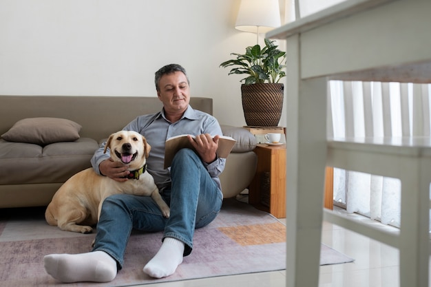 Uomo a casa con il suo compagno cane