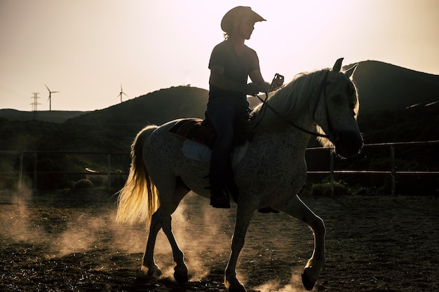 Uomo a cavallo sulla terra durante il tramonto